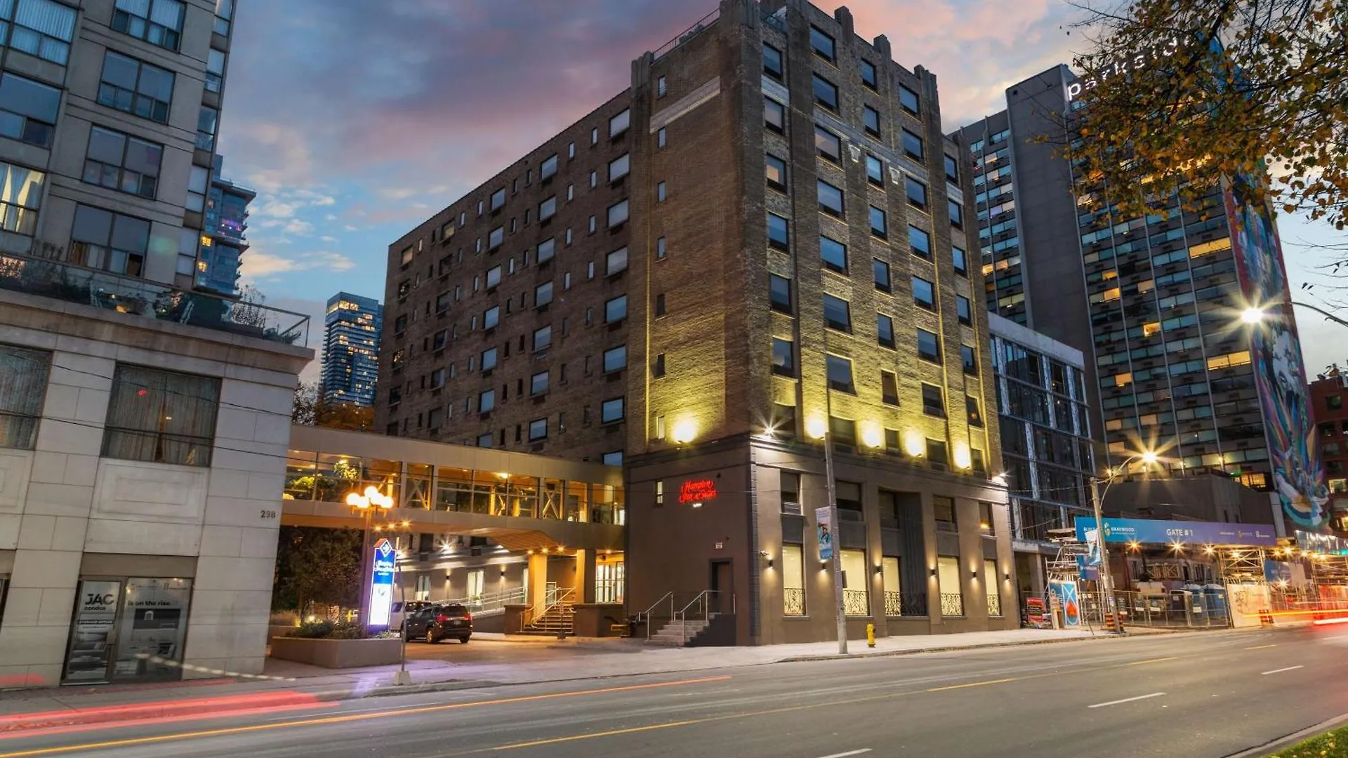 Hampton Inn & Suites By Hilton Toronto Downtown מלון