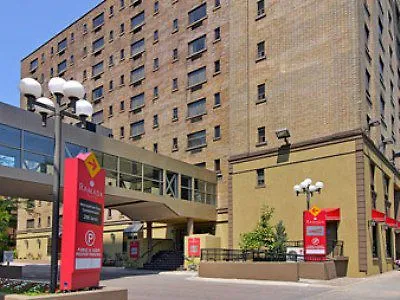 Hampton Inn & Suites By Hilton Toronto Downtown מלון